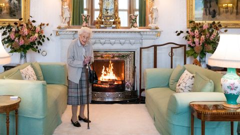ملکه الیزابت دوم قبل از پذیرایی از رهبر تازه منتخب حزب محافظه کار لیز تراس در قلعه بالمورال، در اتاق نشیمن منتظر می ماند تا در آنجا از او برای نخست وزیری و تشکیل دولت جدید در 6 سپتامبر 2022 در آبردین اسکاتلند دعوت شود. 