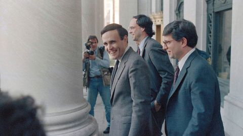 رودی جولیانی، دادستان وقت ایالات متحده، قبل از سخنرانی در انجمن نیویورک پست در مورد جنایات سازمان یافته در نیویورک در 13 مارس 1986، تصویر شده است.