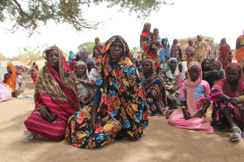 زنان و کودکان پس از عبور از کوفرون، روستای چاد واقع در مرز چاد و سودان، استراحت می کنند.