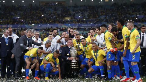   ژایر بولسونارو، رئیس جمهور برزیل، پس از پیروزی در فینال کوپا آمریکا مقابل پرو، با جام و بازیکنان برزیل جشن گرفت.