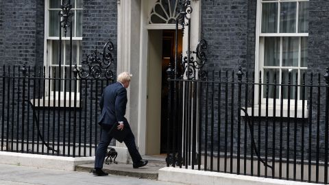 نخست وزیر بوریس جانسون در 7 ژوئیه 2022 پس از اعلام استعفای خود به عنوان رهبر حزب، به خیابان داونینگ 10 در مرکز لندن بازگشت.
