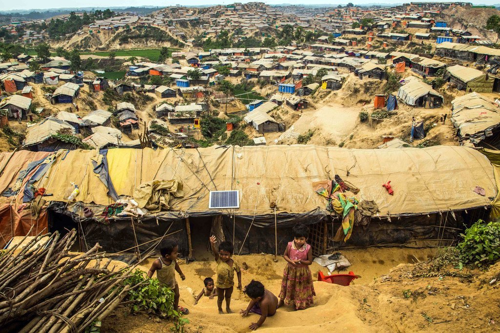 اردوگاه پناهندگان کوتوپالونگ در بازار کاکس، بنگلادش، یکی از بزرگترین اردوگاه های جهان است که میزبان صدها هزار مرد، زن و کودک روهینگیا است که از خشونت در میانمار گریخته اند.